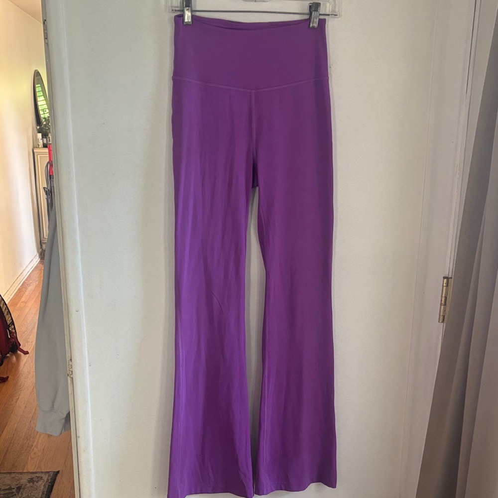Lululemon Groove Super-High-Rise Flared Pant 
Moonlight magenta